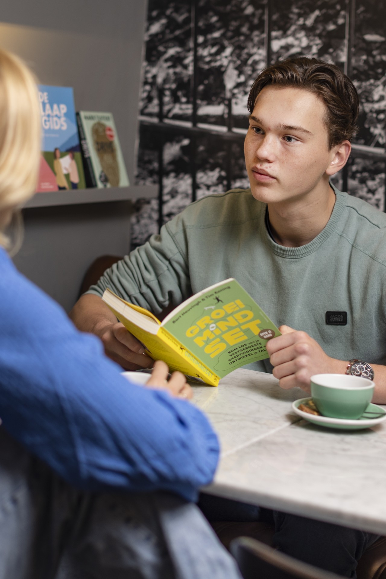 03 AM Marit Jasper aan tafel met boek